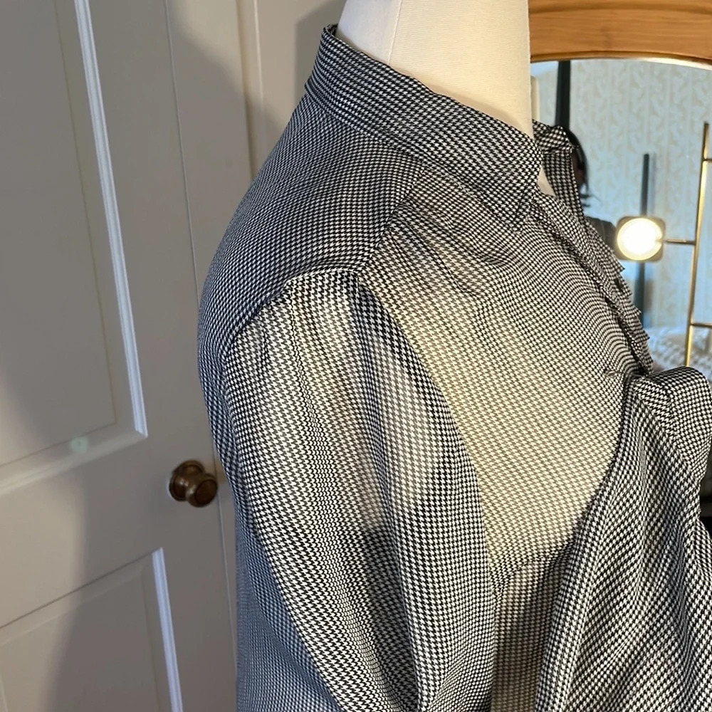 ❤️Chicos Additions, semi sheer Size 2 button down blouse ❤️ - Picture 5 of 8
